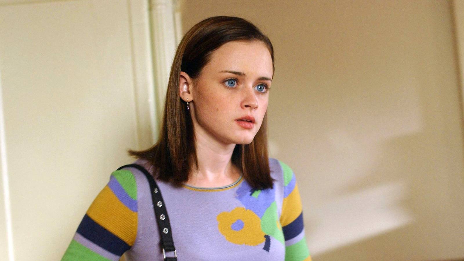 alexis-bledel-as-rory-gilmore-in-gilmore-girls-season-4-looking-surprised.jpg