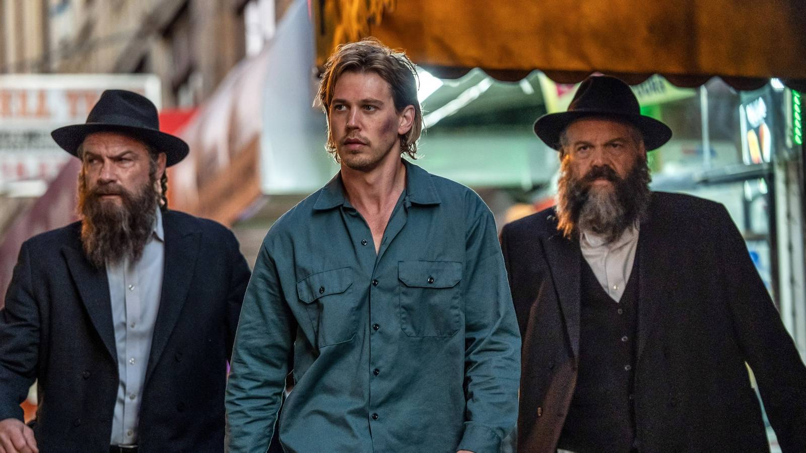 austin-butler-walking-flanked-by-liev-schrieber-and-vincent-d-onofrio-in-caught-stealing.jpg