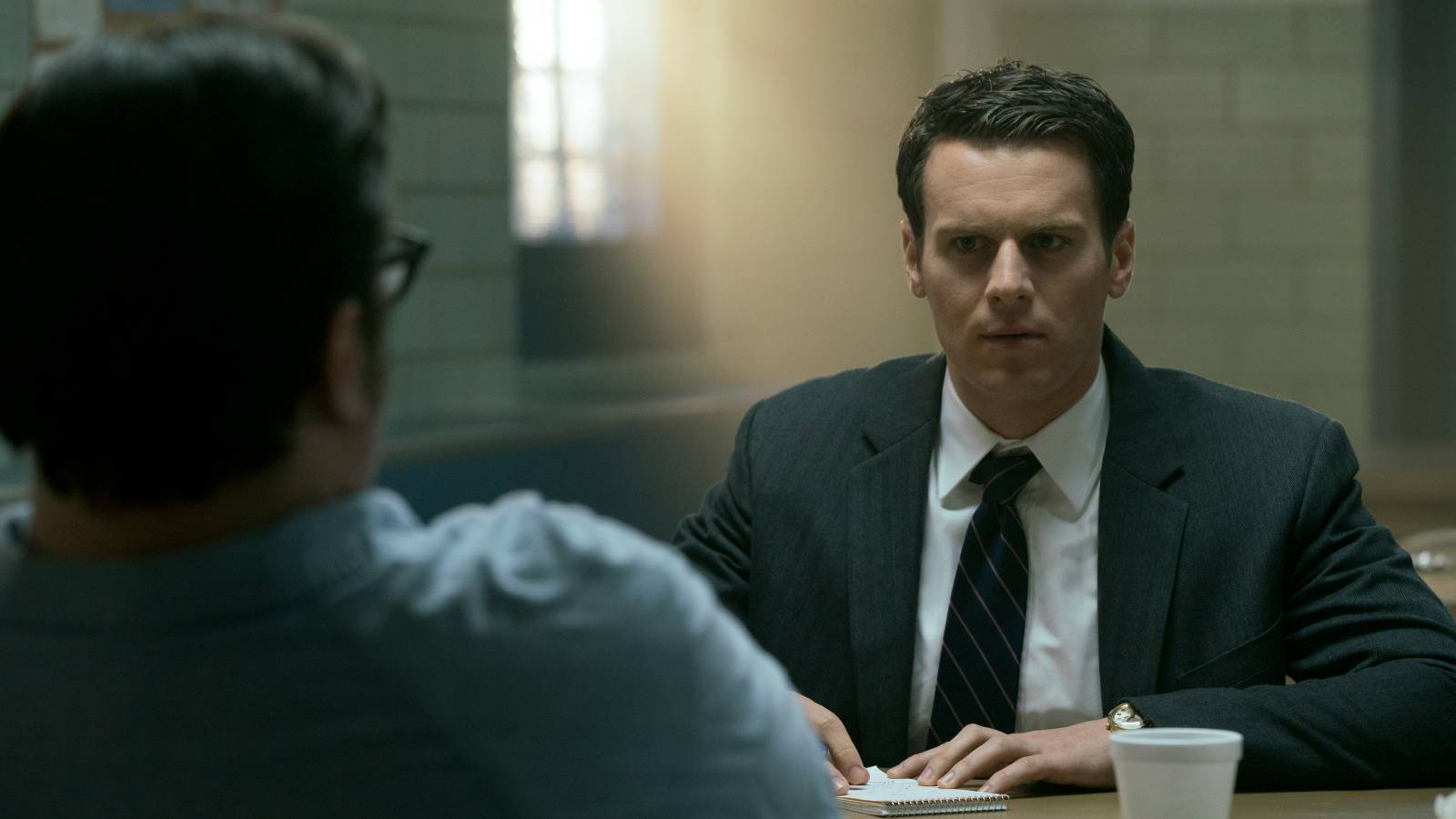 cameron-britton-and-jonathan-groff-in-mindhunter.jpg