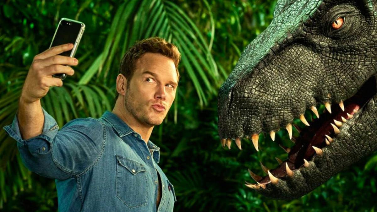 Chris-Pratt-Takes-A-Selfie-With-The-Indoraptor-From-Jurassic-World-2.jpg