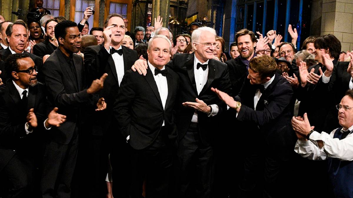 Lorne-Michaels-with-Steve-Martin-and-SNL-cast.jpg