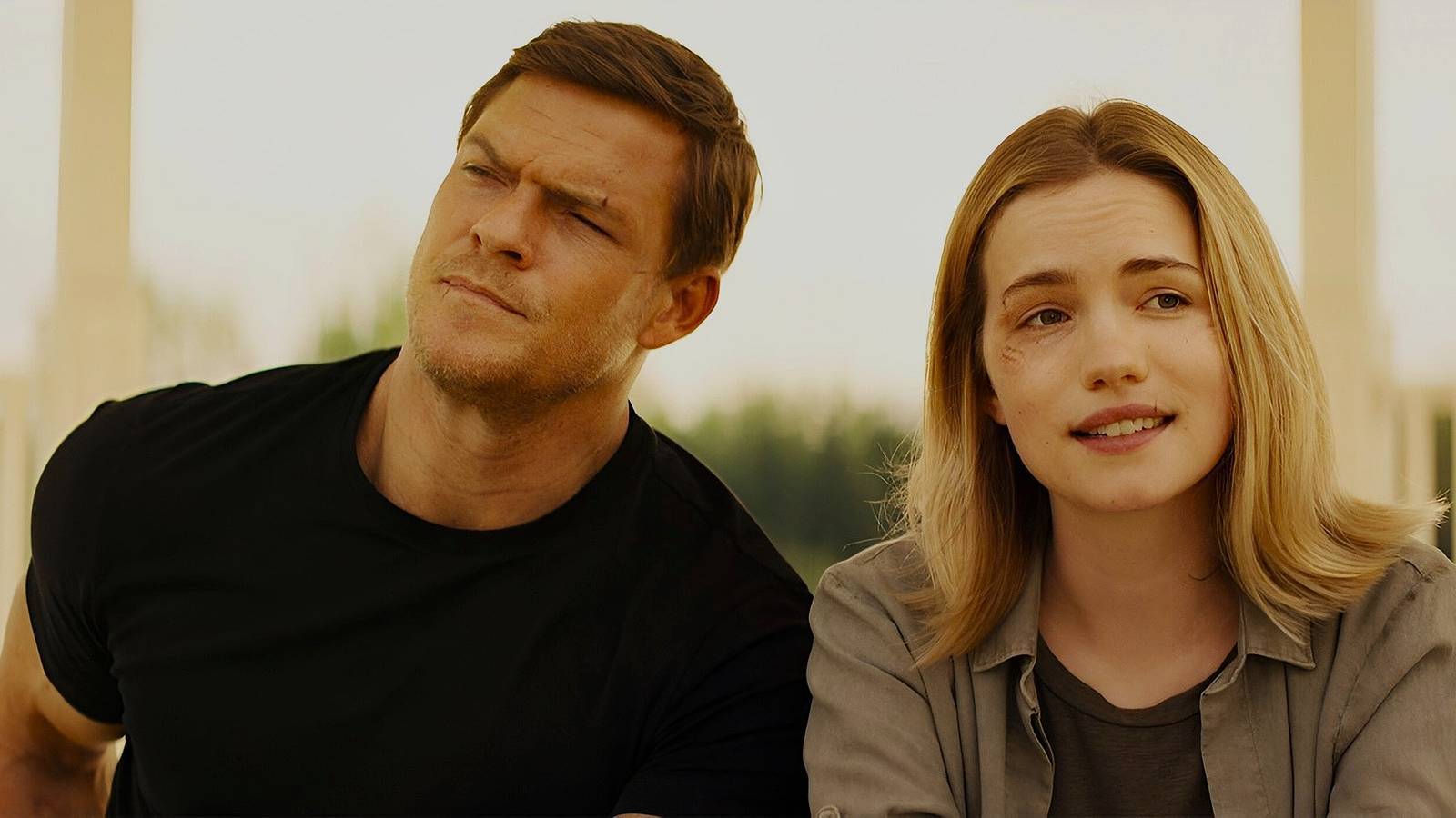 alan-ritchson-as-jack-reacher-and-willa-fitzgerald-as-roscoe-in-reacher-season-1_-1.jpg