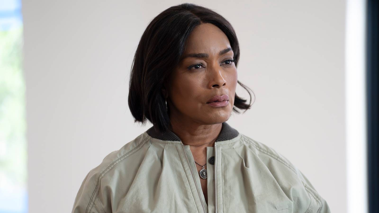 angela-bassett-as-athena-grant-in-9-1-1.jpg