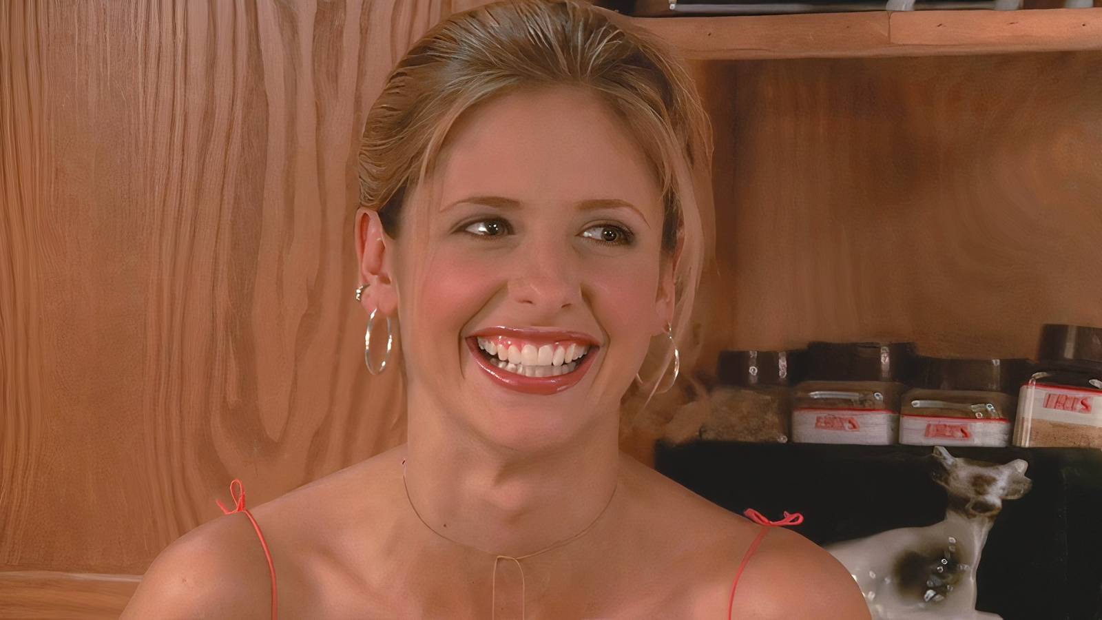 buffy-summers-sarah-michelle-gellar-smiling-in-buffy-the-vampire-slayer-2.jpg