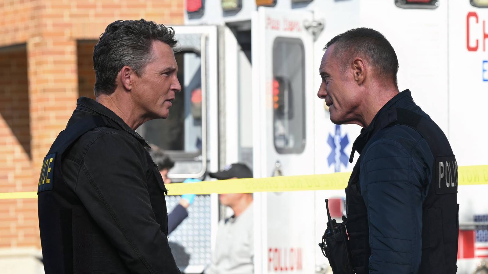 chicago-pd-shawn-hatosy-charlie-reid-jason-beghe-hank-voight-arguing.jpg