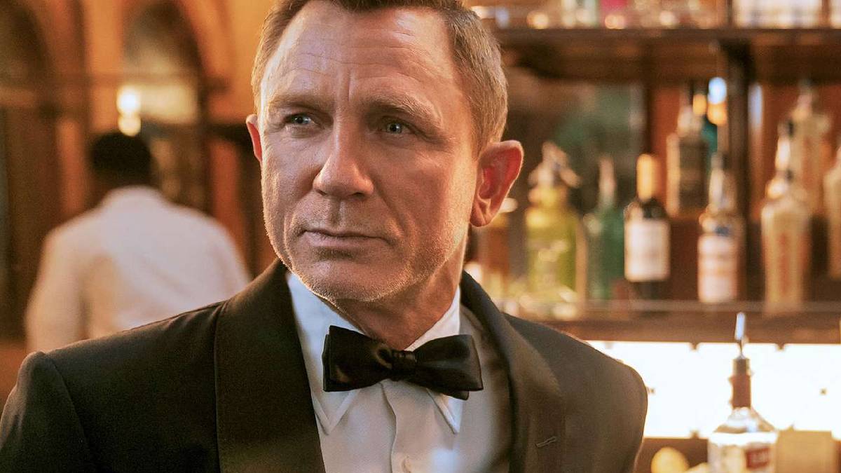 daniel-craig-as-james-bond-at-a-bar-in-no-time-to-die.jpg