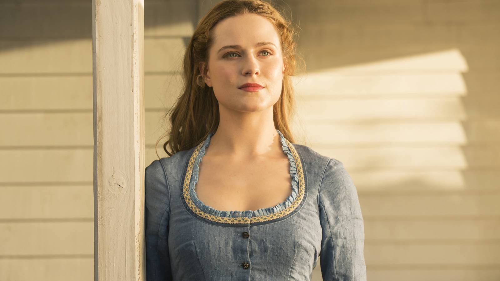 dolores-smiling-in-westworld.jpg