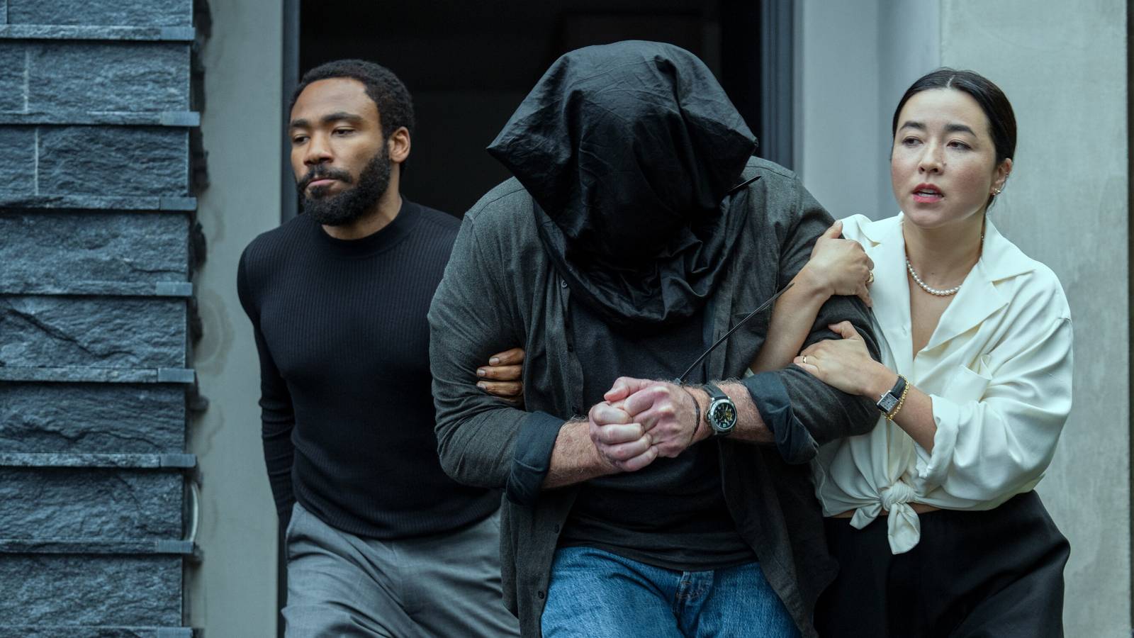 donald-glover-s-john-smith-and-maya-erskine-s-jane-smith-taking-ron-perlman-s-character-hostage-in-m.jpeg