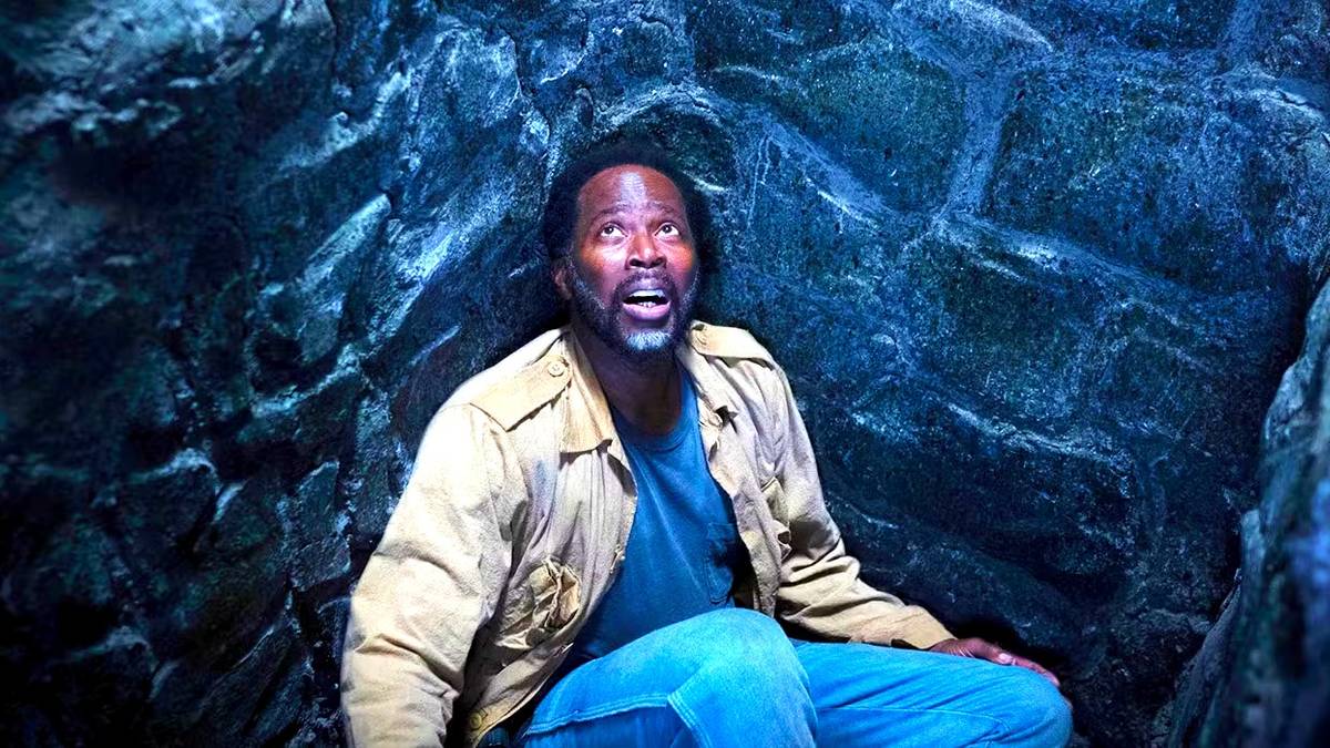 harold-perrineau-as-boyd-stevens-at-the-bottom-of-a-well-in-from-season-2.jpg