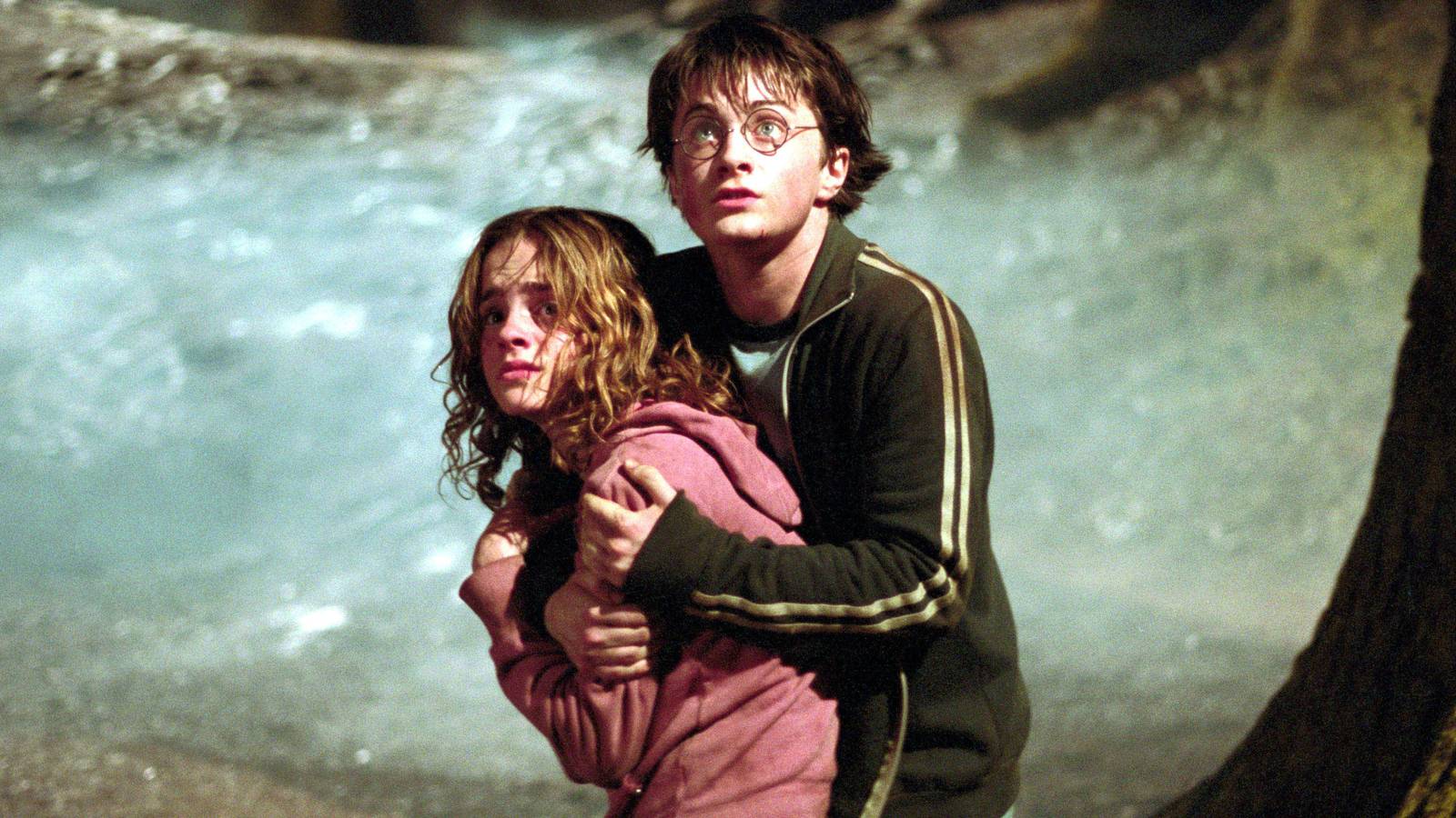 harry-holding-hermione-in-prisoner-of-azkaban-1.jpg