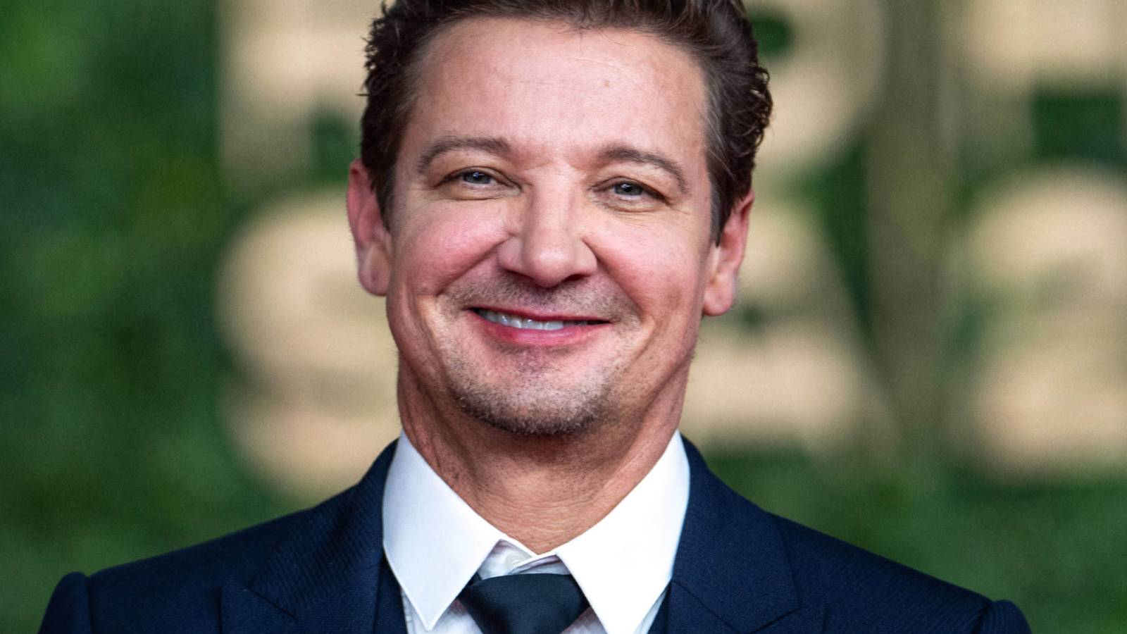 jeremy-renner-smiling-via-abaca-press-instarimages.jpg