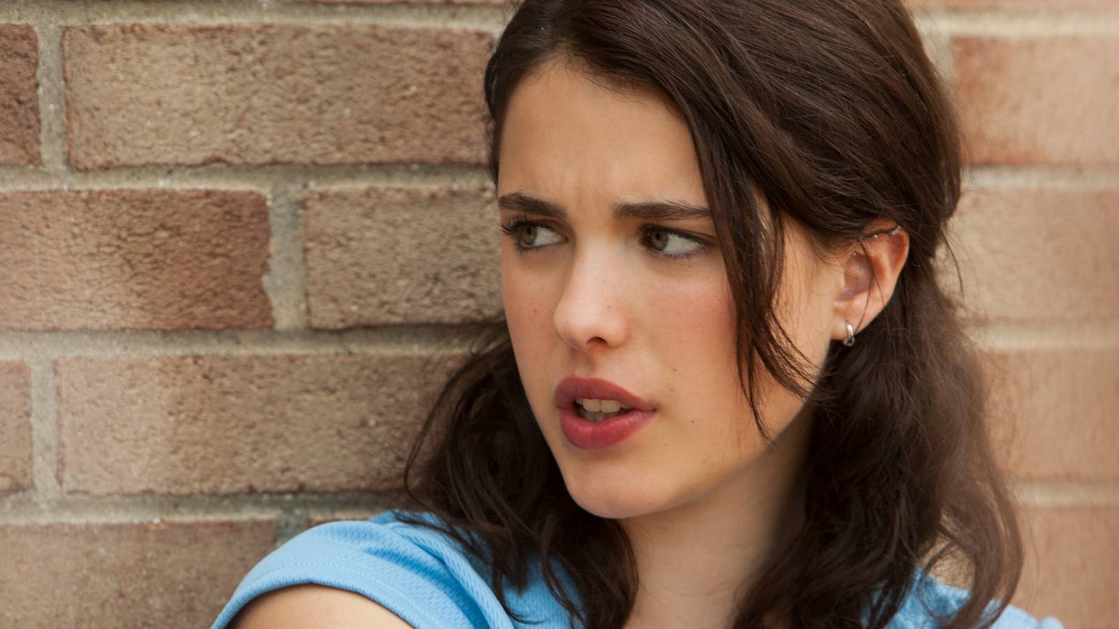 jill-garvey-margaret-qualley-looking-off-to-the-side-skeptically-in-the-leftovers.jpg