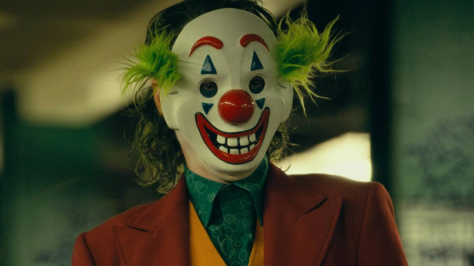 joker-wearing-a-clown-mask-in-the-2019-joker-movie.jpg