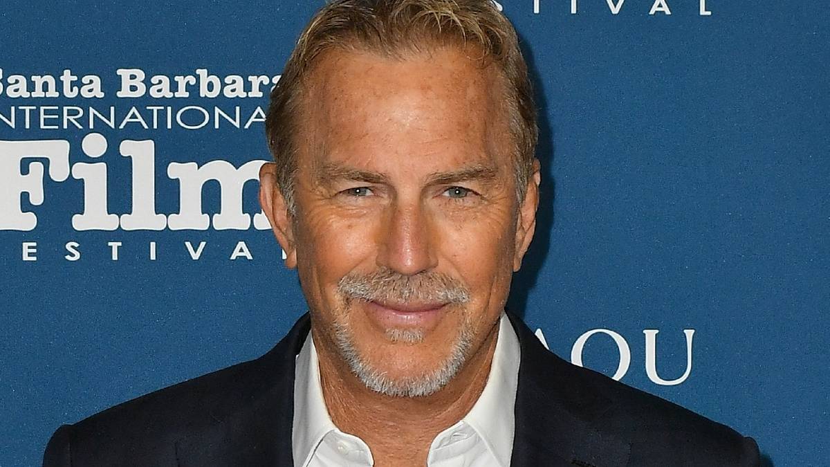 kevin-costner-smiling-on-the-red-carpet.jpg