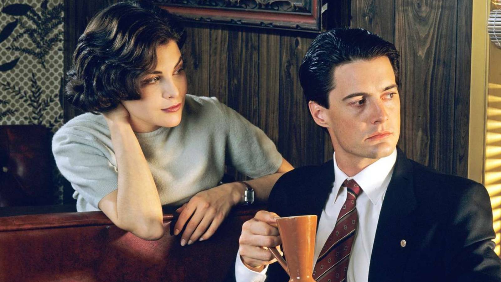 kyle-maclachlan-and-sherilyn-fenn-in-twin-peaks.jpg