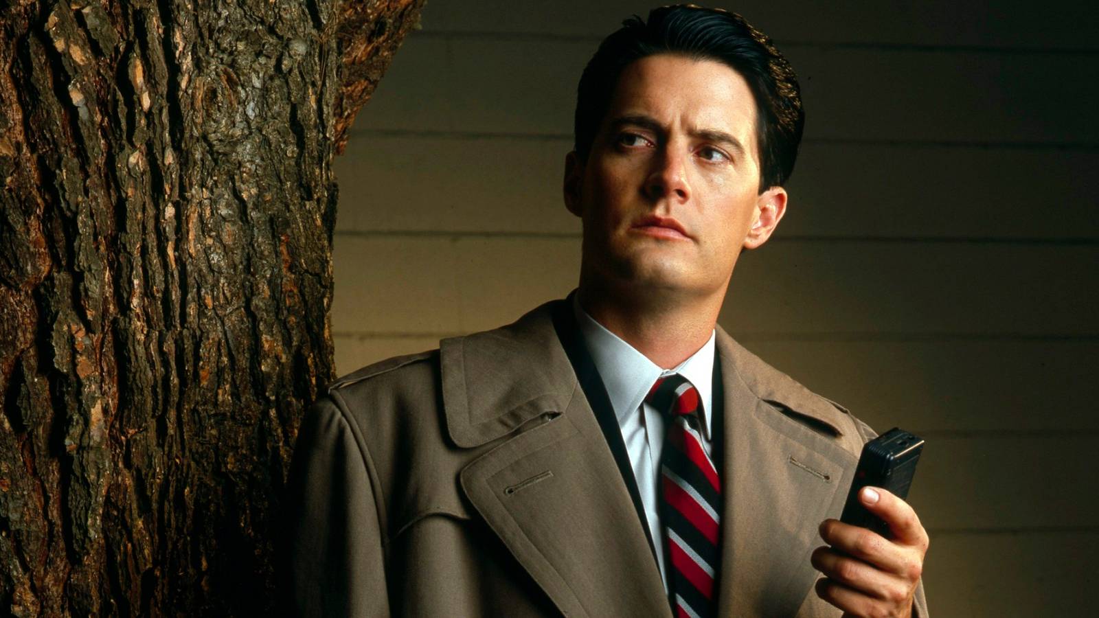kyle-maclachlan-as-agent-dale-cooper-in-a-promo-image-for-twin-peaks.jpg