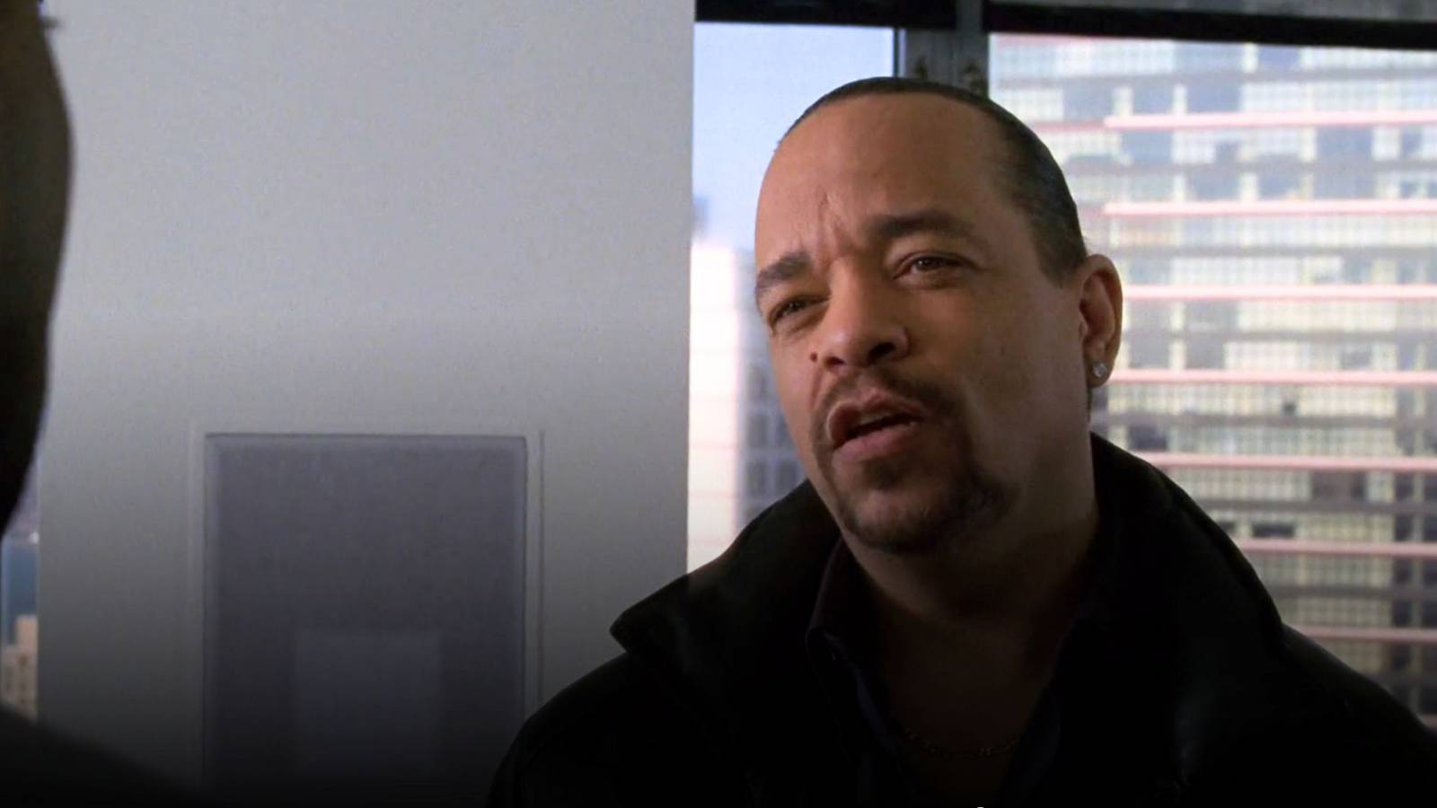 law-order-svu-fin-confronts-a-guy-who-is-on-the-dl.jpg