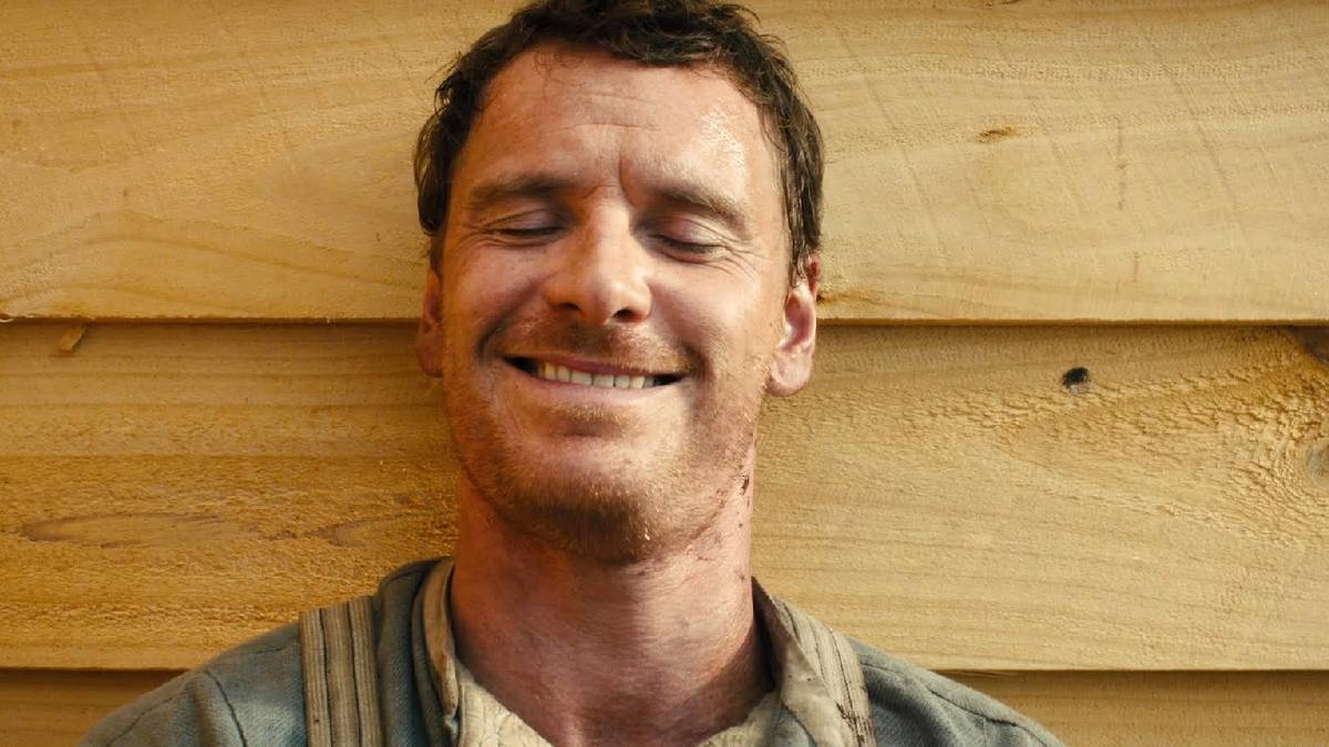 michael-fassbender-laughing-in-slow-west.jpg