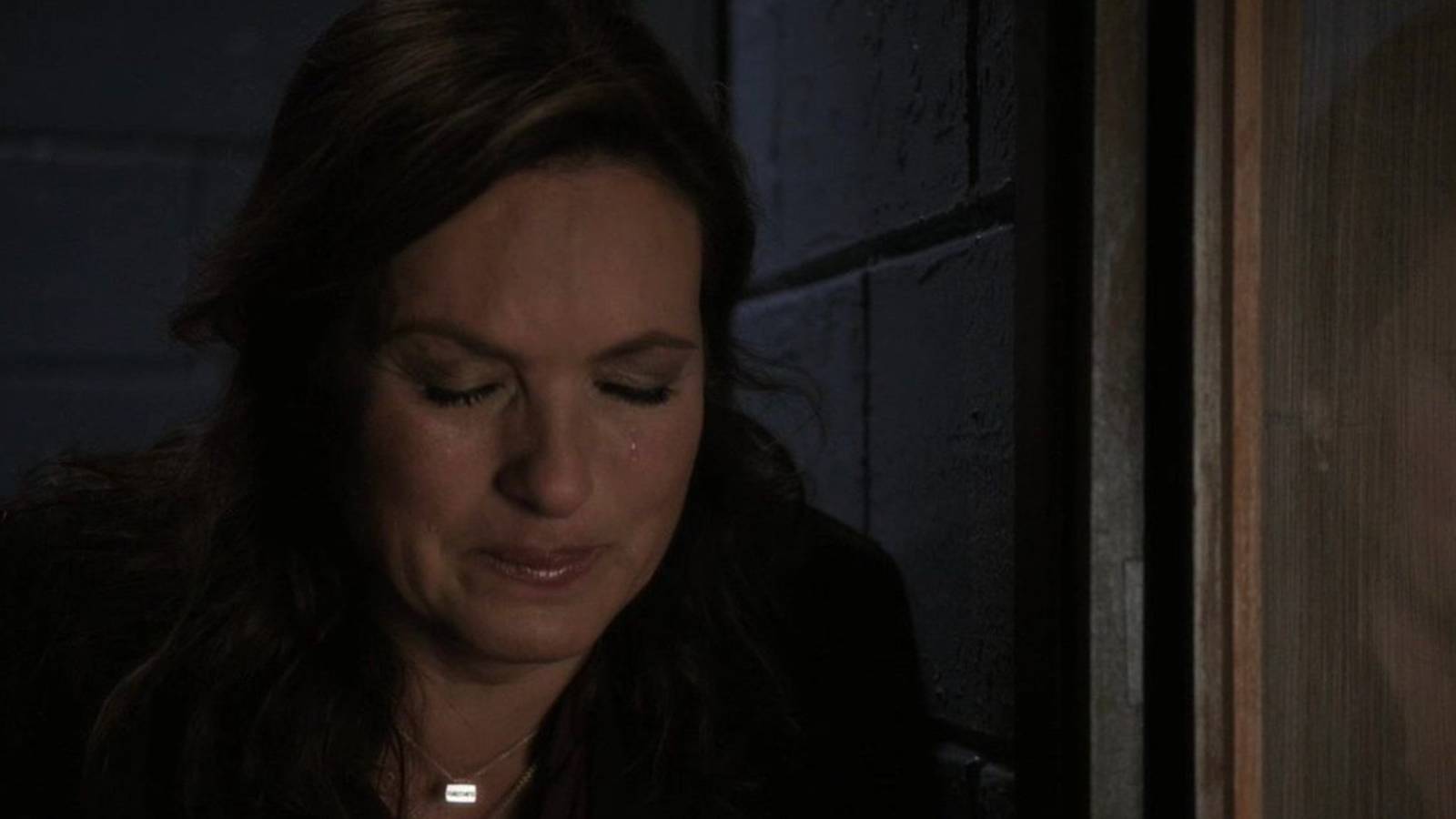 olivia-crying-outside-an-interrogation-room-in-svu.jpg