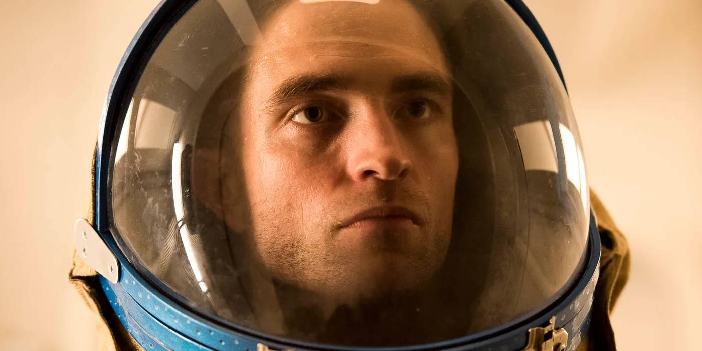 robert-pattinson-wearing-as-astronaut-helmet-in-high-life.jpg