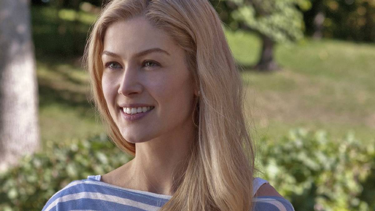 rosamund-pike-smiling-in-gone-girl.jpg