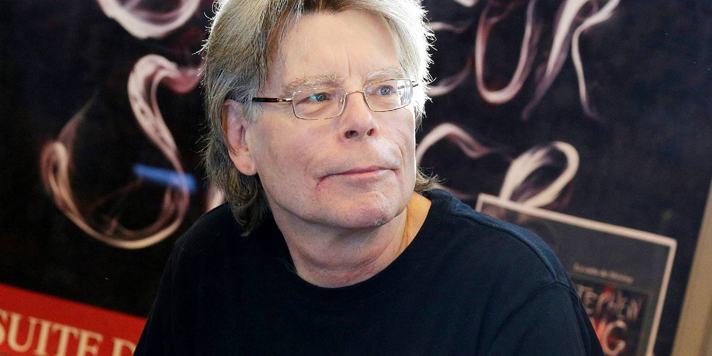 stephen-king-looking-to-his-left-at-a-doctor-sleep-signing.jpg