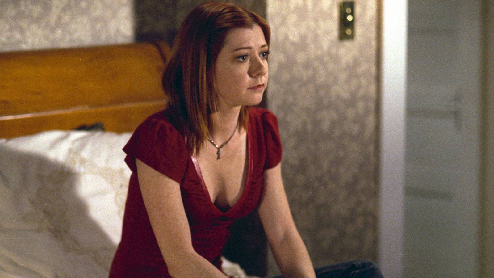 willow-rosenberg-alyson-hannigan-sitting-on-a-bed-looking-sad-in-buffy-the-vampire-slayer-season-6.j.jpeg