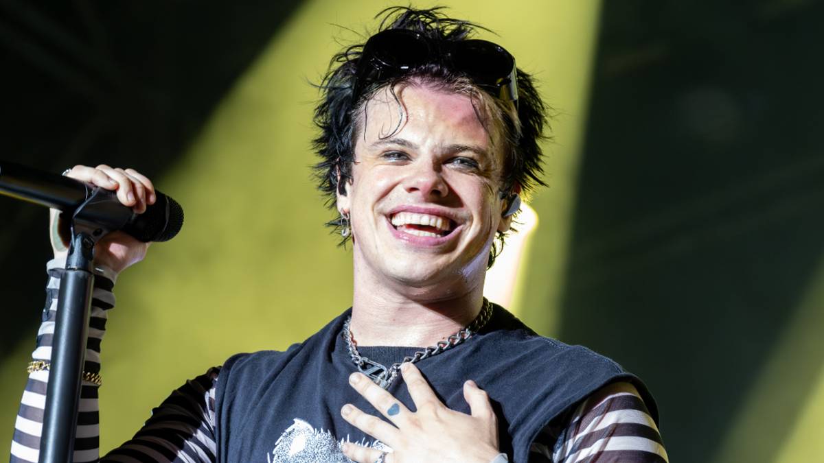 yungblud-on-stage.jpg