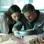 csi-jorja-fox-sara-sidle-william-petersen-gil-grissom-close-autopsy.jpg
