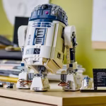lego-star-wars-r2-d2-on-display.jpg